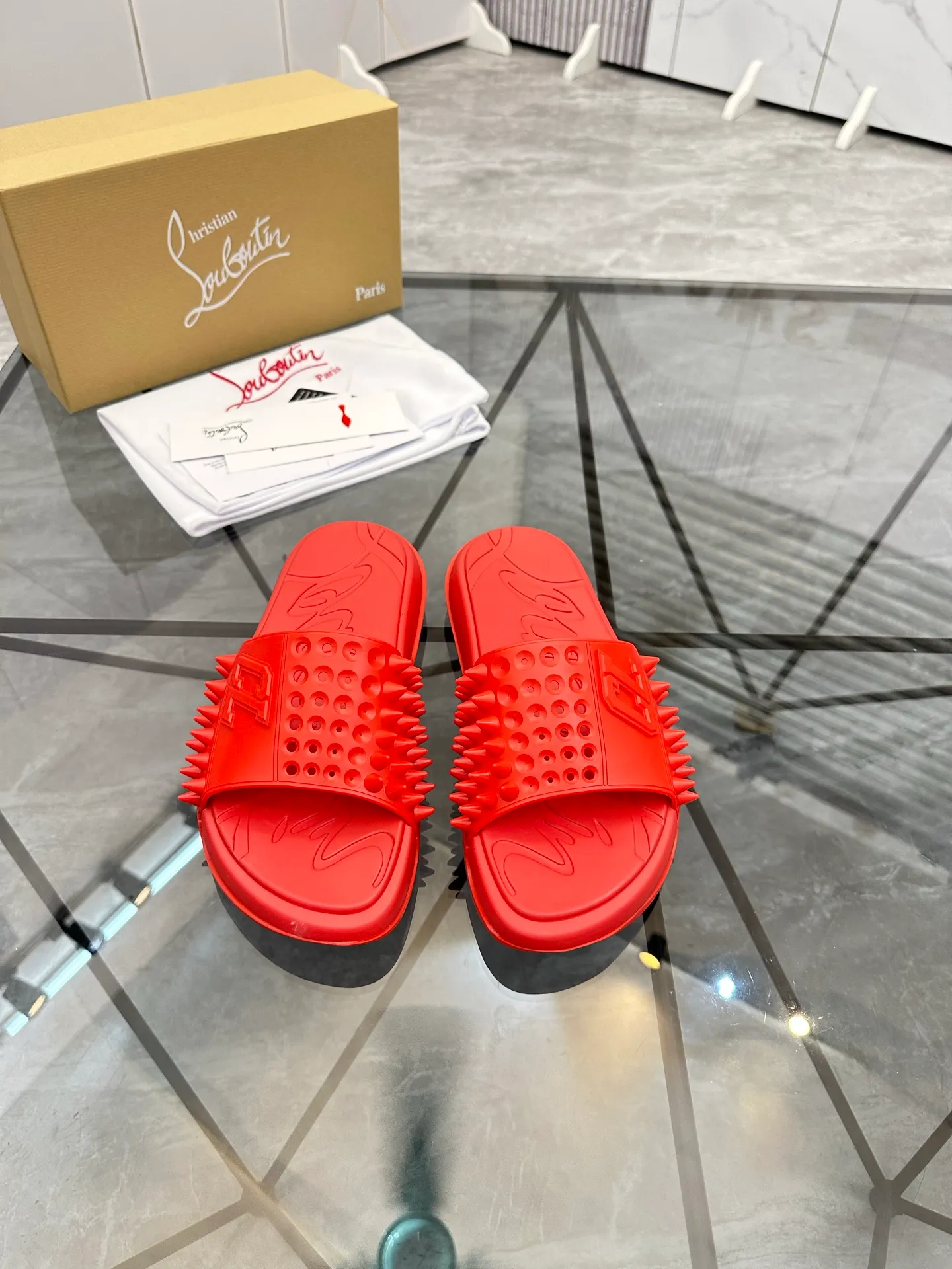 Men's shoes: 💰P300¥ Product trademark: CL red-soled shoes* "CL*" slippers Regular size: 38-44 (men's 45.46 can be customized) Product materials: imported cowhide upper, professional 5D craftsmanship, high-end rivets, sheepskin lining, original outsole. Number: 789